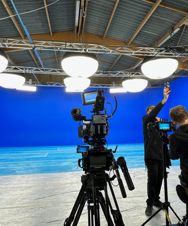 Un studio de tournage fond bleu-4