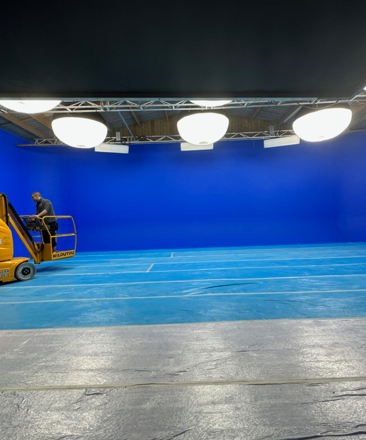 Un studio de tournage fond bleu-5